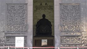 促轉會解散  行政院將整合移除威權象徵（1）促進轉型正義委員會30日依法解散後，行政院人權與轉型正義處預計6月掛牌，並設推動轉型正義會報；行政院表示，將藉由垂直整合來強化移除威權象徵等執行面工作，未來中正紀念堂如何轉型將在會報定奪。圖為30日傍晚中正紀念堂內蔣公銅像。中央社記者趙世勳攝  111年5月30日