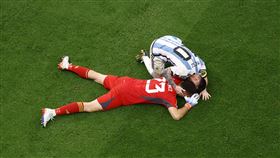 卡達世足／最常被忽略的功臣！阿根廷晉四強　梅西獨自衝向門將「跪謝」，圖／路透社／達志影像