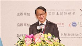 台日關係永續論壇　泉裕泰致詞台日關係永續論壇11日在圓山大飯店舉行開幕式，日本台灣交流協會台北事務所代表泉裕泰表示，台灣是連結太平洋、東海、南海「咽喉要塞」，對日本來說，台海每6分鐘就有一艘貨輪通過，是重要物流路徑，台灣面對中國壓力，應展現自我認同與自信。中央社記者鄭清元攝　111年12月11日