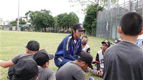 ▲拿莫．伊漾改練中外野從零開始，「火哥」張建銘直言：「守備越來越有樣子」（圖／中央社）