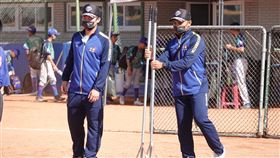 林靖凱關懷盃嚇傻小球員  邱智呈曾自封台東猛男中職統一獅隊野手林靖凱（左）、邱智呈（右）擔任關懷盃棒球邀請賽監場，太巴塱少棒隊球員高聖韓看到「麻吉」林靖凱嚇傻；邱智呈回憶學生時期打過5次關懷盃，自封「台東猛男」，國小、國中都曾開轟。中央社記者謝靜雯攝  111年12月11日