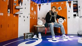 ASICS SPORTSTYLE形象大使王子邱勝翊首見EX89，直呼是值得等待與擁有的穿搭單品。（圖／品牌業者提供）

