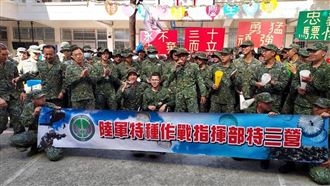 動容！傘兵秦良丰生日　一步一步走上台