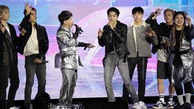 黃子佼、林莎、大文和李易擔任「巨星耶誕演唱會」主持人。（圖／記者楊澍攝影）