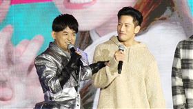 黃子佼、林莎、大文和李易擔任「巨星耶誕演唱會」主持人。（圖／記者楊澍攝影）