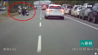 機車停「快車道」　騎士媽突替小孩穿外套