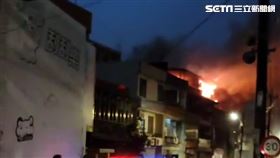 桃園市桃園區玉山街公寓頂樓加蓋發生火警。（圖／翻攝畫面）