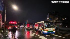 新北林男過馬路時遭社區巴士追撞，當場受困車底動彈不得。（圖／翻攝畫面）