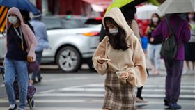 吳德榮：18日低溫探17度氣象專家吳德榮表示，東北季風後有冷空氣南下，17日北台灣轉濕冷、愈晚愈冷，18日平地最低氣溫約降至攝氏17度。圖為台北市士林區民眾穿起厚衣物保暖。中央社記者王騰毅攝  111年10月17日