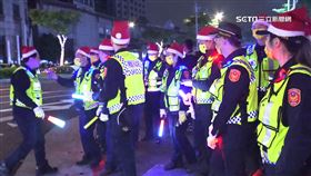 耶誕城新北警戴聖誕帽。（新聞台）