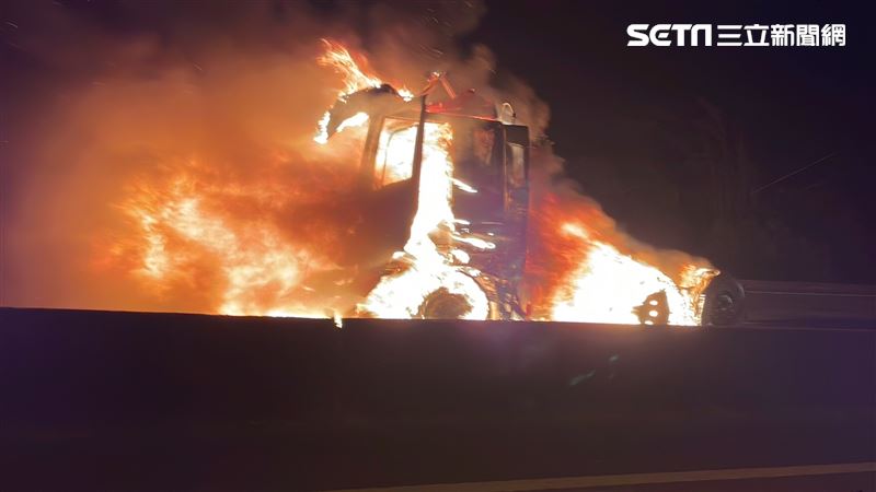 砂石車台61線閃機車翻覆　車頭燃燒成火球