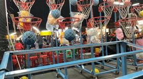 夜市玩投籃中5顆　竟換攤領「縮水獎品」（圖／翻攝畫面）