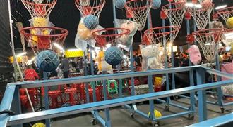 夜市玩投籃中5顆　竟換攤領「縮水獎品」