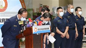 中崙派出所案　警方表歉意黑衣人闖台北市松山警分局中崙派出所案已進入司法調查。台北市警察局2日對外公布關鍵96秒影片，市警局長陳嘉昌（左1）、前松山分局長林志誠（左2）和同仁鞠躬表示歉意。中央社記者郭日曉攝  110年5月2日