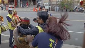 墨龍太子降駕「抬手甩女一巴掌」，影片曝光網怒炸。民俗專家廖大乙說話了。（圖／翻攝自YouTube）