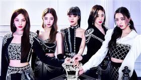 在KPOP四代女團中以LIVE實力制霸的ITZY，兩天前剛以新曲<     CHESHIRE>拿下本次回歸的音樂節目第一冠，今天就公布世界巡演加碼台北站的好消息，將於明年2月26日唱進林口體育館。門票將於本周五在拓元售票系統正式開賣。（圖／Live Nation Taiwan提供）