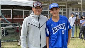 潘菘瑋關懷盃與余賢明兒子相認職棒退役球星潘菘瑋（左）擔任關懷盃棒球教室講師，參加球員剛好有余賢明兒子余宇宸（右），潘菘瑋和余賢明好交情，余宇宸對潘菘瑋的印象是「很搞笑」。中央社記者謝靜雯攝  111年12月12日