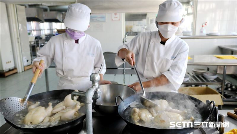 高中生冒冷天義煮26桌菜　讓弱勢爺嬤吃飽
