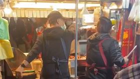 寧夏夜市東山鴨頭因排隊與顧客爆發糾紛。（圖／取自黑社會）