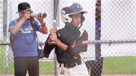 關懷盃4強戰  台東卑南邱飛倞表現亮眼2022年第29屆原棒協關懷盃棒球邀請賽少棒組12日進行決賽賽程，台東卑南4強戰與宜蘭三星交手，卑南開路先鋒邱飛倞（右）上壘率百分百、單場3安，率隊拿勝挺進冠軍戰。中央社記者謝靜雯攝  111年12月12日