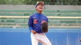 伍識均後援穩守  關懷盃青少棒組台東泰源奪冠2022第29屆關懷盃棒球邀請賽12日進行最後一天賽程，青少棒組冠軍賽上演台東內戰，泰源國中伍識均後援2局穩守，助隊以4比2拿下關懷盃隊史第4冠。中央社記者謝靜雯攝  111年12月12日