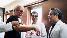 《和平歸來》製作人汪怡昕（左）邀請蘇怡寧醫師（中）陳志金醫師（右）前來客串（國際橋牌社提供