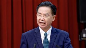 視訊贈勳  吳釗燮：祝福包瑞翰早日康復外交部長吳釗燮（圖）3日在外交部以視訊方式頒贈獎章給對華政策跨國議會聯盟（IPAC）共同主席包瑞翰（Reinhard Butikofer），吳釗燮致詞時特別感謝包瑞翰人在醫院仍以視訊與會，他2日也在推特（Twitter）發文祝福包瑞翰早日康復。中央社記者張皓安攝  111年11月3日