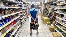 台經院估2023台灣經濟成長2.91%（2）台灣經濟研究院11日舉辦2023年景氣展望與產業趨勢研討會，會中發布經濟預測，估台灣今、明年經濟成長率分別為3.45%、2.91%，並預測明年消費者物價上漲率（CPI）回落至1.95%。圖為高雄民眾到鳳山區一處賣場採買民生用品。中央社記者董俊志攝　111年11月11日