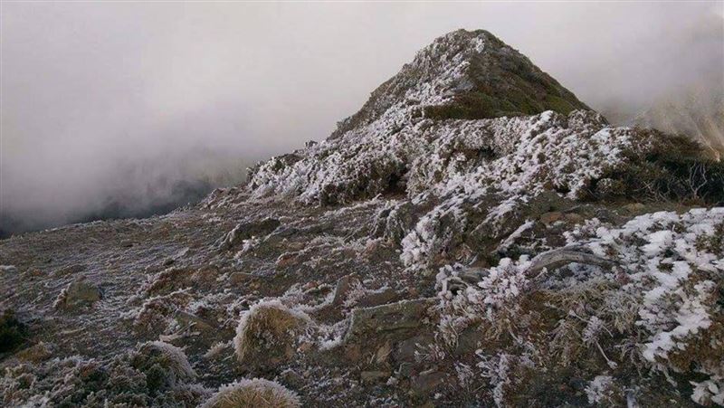 新／冷到下雪了！雪霸主峰飄第一場瑞雪