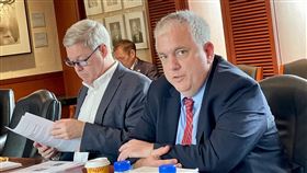 美官員：APEC多面向觸及供應鏈問題  台是重要夥伴美國APEC資深官員莫瑞（右）12日在新加坡受訪表示，APEC透過多面向方式觸及供應鏈問題。他也說，台灣是APEC重要夥伴。中央社記者侯姿瑩新加坡攝  111年12月12日