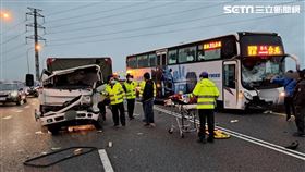 國道一號五楊高架段發生小貨車與國光客運相撞事故。（圖／翻攝畫面）
