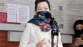 王美花：電動機車購置補助再延4年經濟部長王美花（前）12日在立法院受訪表示，考慮到正在推動淨零碳排，行政院同意電動機車購置補助再延長4年，每輛最多新台幣7000元，讓民眾購買電動車的意願可以變得比較高。中央社記者張皓安攝  111年12月12日