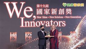 台灣諾華總裁麥芳蘭由生策會翁啟惠會長手中接獲「國家新創獎」獎項。