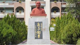 金城國中蔣公銅像若拆　校方：恐影響懷舊情緒金門縣金城鎮金城國中校長許維民表示，校內蔣公銅像題字為校訓「敦品勵學」，不像「民族救星」那麼有政治意味，且若拆除了，恐會影響校友懷舊情緒。中央社記者黃慧敏攝 109年3月25日
