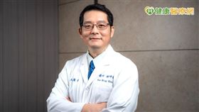 饒坤銘醫師說道，在選擇藥物時，會考慮到患者年紀、體力、身體狀況等，針對年長、共病多、體力差患者，臨床上仍是以二合一組合為主流，以控制患者病情為主要治療目標，「例如這位劉奶奶就是透過二合一的組合化療來控制疾病。」