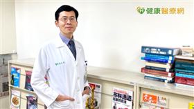 廖光明醫師提醒，由於氣喘症狀如咳嗽、哮喘及胸悶，對民眾來說易與感冒混淆，若觀察到症狀久而不癒，或在夜間及清晨時感到特別喘，都建議至醫院安排進一步檢查。