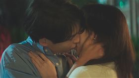 《財閥家的小兒子》宋仲基申鉉彬終於上演吻戲。（圖／friDay影音提供）