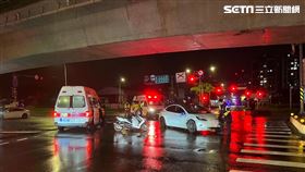 新北市姚男駕駛特斯拉違規左轉，導致對向余姓騎士相撞後噴飛送醫。（圖／翻攝畫面）