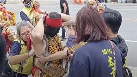 墨龍太子降駕「抬手甩女一巴掌」，影片曝光網怒炸。民俗專家廖大乙說話了。（圖／翻攝自YouTube）