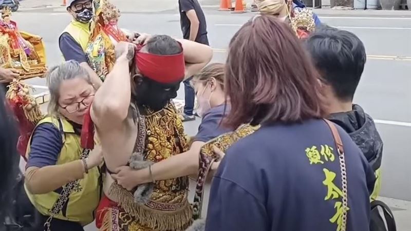 乩童賞女巴掌　民俗專家推測「真正原因」