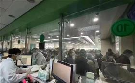 中國醫院發熱門診（發燒門診）塞爆、買不到退燒藥（圖／翻攝自微博）