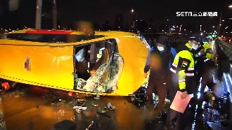 中興橋車翻覆　計程車疑天雨路滑自撞