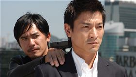 梁朝偉（左）和劉德華（右）在《無間道》有精彩對手戲。（圖／華映提供）