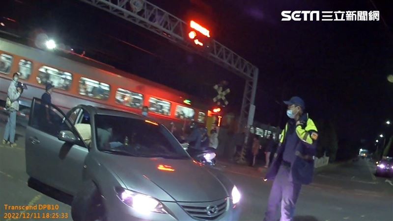 車壞卡鐵軌「大家幫推」！30秒後火車來了