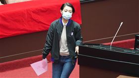 立院行使公平會委員人事同意權投票（3）立法院院會13日行使公平交易委員會委員人事同意權投票，被提名人包含辛志中、顏雅倫及李師榮3人，民眾黨立委高虹安（圖）在投票截止前領取選票投票。中央社記者徐肇昌攝  111年12月13日