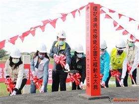 黃偉哲積極推動一區一公園計畫 柳營區櫻花滯洪池特色公園工程動土(圖/台南市政府)