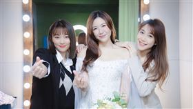 張文綺（左）與鄭亦真（中）到佩佩（右）的婚紗店試穿。（圖／真想和你工作室提供）