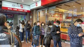 ▲佳德糕餅 民眾一箱一箱買 老婆餅、牛奶酥餅、太陽餅 （圖／記者吳康瑋攝影）