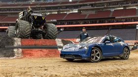 ▲保時捷Taycan Turbo S Cross Turismo對決怪獸卡車。（圖／Porsche提供）