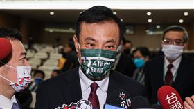 蘇嘉全：已與日本接觸　設法輸出台灣農漁產品中國禁止輸入台灣魷魚、秋刀魚、午仔魚等農漁產品，台灣日本關係協會會長蘇嘉全（中）11日在台北受訪表示，目前已與日本接觸中，設法將台灣的農漁產品輸出至日本。中央社記者鄭清元攝　111年12月11日